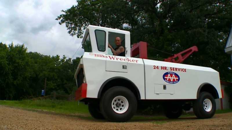 Illustration for article titled Wisconsin Man Builds Life-Size Tonka Truck
